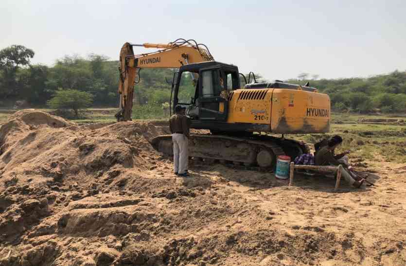 Poklane and submarine extracting sand from Parvati river, news in hindi, पार्वती नदी से रेत निकालती मिली पॉकलेन व पनडुब्बी