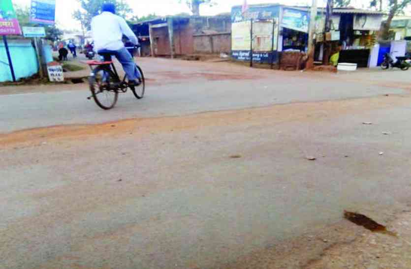 road पाइप लाइन बिछाने पहले खोद दी पूरी सड़क फिर मरम्मत करना भूले अधिकारी