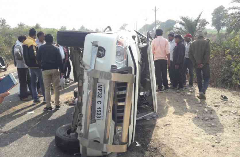 accident, driver, injured, tire, datia news in hindi, mp news जीप का टायर फटा चालक की मौत, तीन उपयंत्री घायल