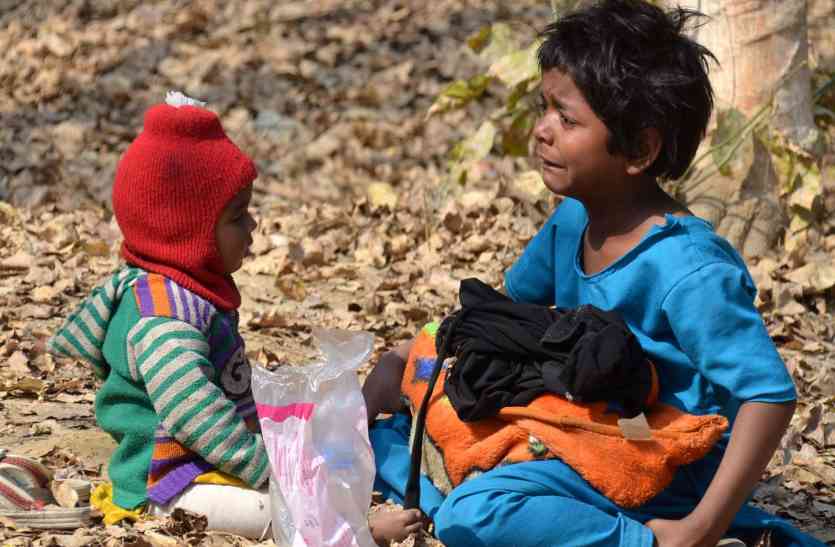 painful Story बेदर्द पिता ने किया बेघर, भूख से तड़पते बच्चे पत्ते खाने को हुए मजबूर