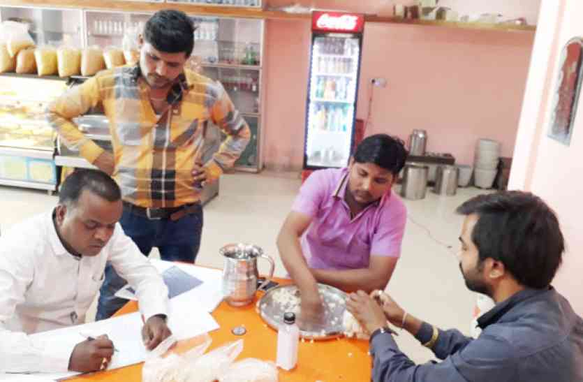 sweets shop कृष्णा-जोधपुर स्वीट्स के पास लायसेंस नहीं, टीम ने कलाकंद का लिया सेंपल