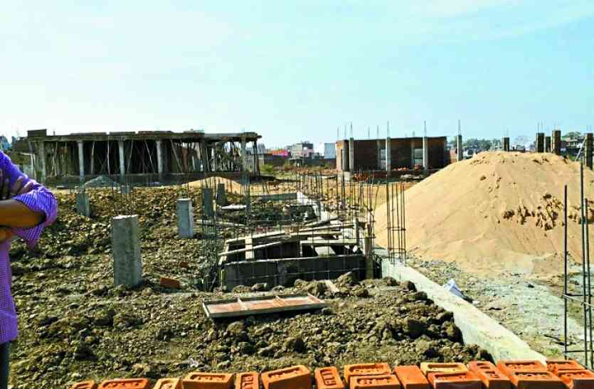 building सरकारी जमीन पर कराई फर्जी रजिस्ट्री, बन रहे भवन
