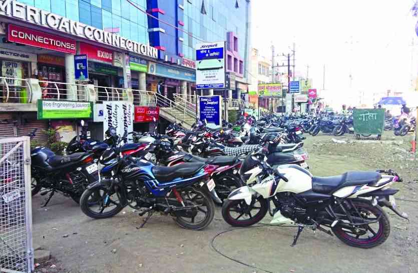 parking problem यहां बेसमेंट में सजी हैं दुकानें, वाहनों की भीड़ रोक लेती है सड़क