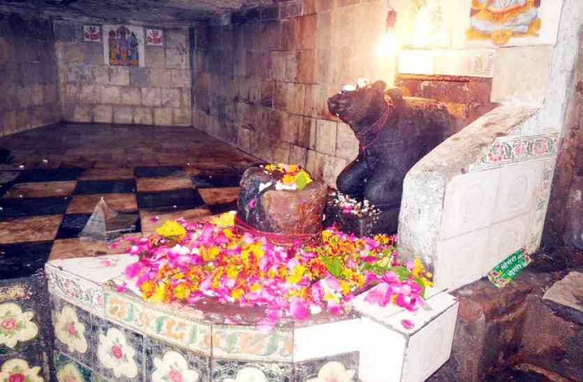 tapkeshwar Mahadev उल्का पिंड से गिरने से बने पहाड़ पर बना है ये शिव मंदिर, जाना जाता है टपकेश्वर महादेव के नाम से