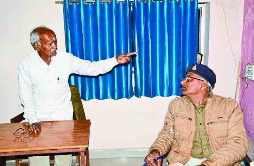 Satna robbery Latest News in Hindi Satna robbery Samachar बुजुर्ग के हाथ से रुपए से भरा बैग छीन ले गए बदमाश, देखिए किस तरह बाइक से पीछाकर की वारदात