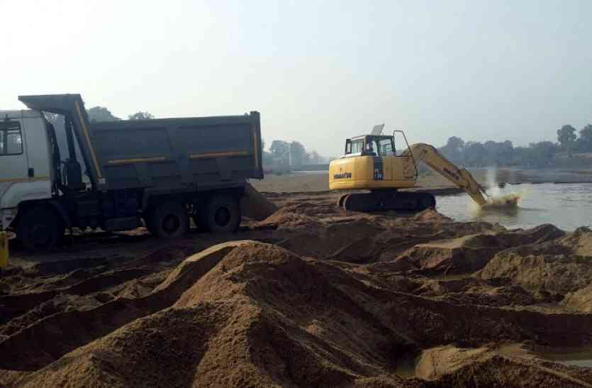 Sand mining गंभीर जल संकट को अनदेखा कर शिवनाथ में जहां पानी है वहीं दे दी रेत खनन की मंजूरी