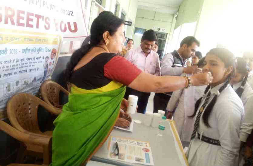 Medicines collected for so many children together एक साथ इतने बच्चों को खिलाई गई दवा