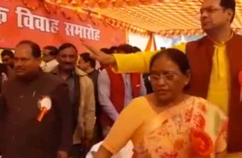 Amethi Samaroh भाजपा पदाधिकारी ने मंच पर किया ऐसा कारनामा कि मंत्रियों के उड़ गए होश