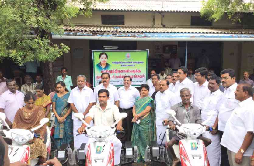 crowd at amma scooter scheme in chennai अंतिम दिन आवेदन पत्र भरने के लिए उमड़ी महिलाएं