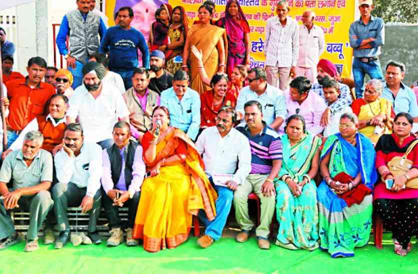 BJP Former minister protested against police of madhya pradesh,BJP,bjp news,bjp mla,bjp ex ministr of mp,Congress,congress news,mp congress,BJP MP BJP,bjp ex mla harendrajit singh babbu,Jabalpur,jabalpur police ,jabalpur collector,CM Shivraj Singh,CM Shivraj Singh Chauhan,Shivraj Singh Chouhan,Madhya Pradesh CM Shivraj Singh Chouhan, MP में धरने पर बैठे भाजपा के ये पूर्व मंत्री, पुलिस पर लगाया गंभीर आरोप