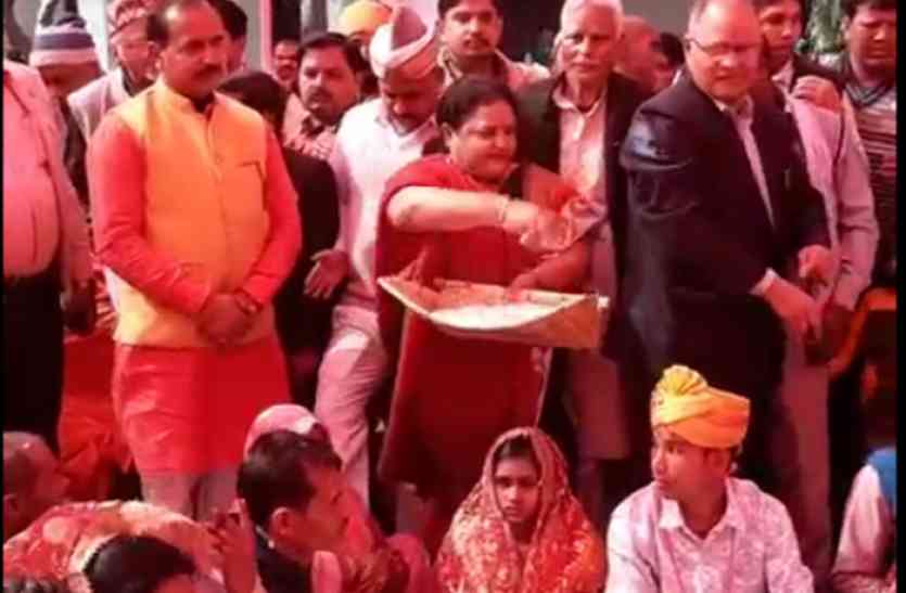 baharich यहां हुआ 200 जोड़ों का सामूहिक विवाह, मंत्री अनुपमा जायसवाल ने छिड़का लावा
