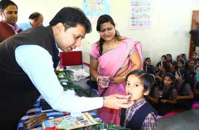 The children have been exposed to insecticide medicine Albendazole. खाने से पहले व शौच के बाद धोएं हाथ, कलेक्टर ने बच्चों को दिलाया प्रण