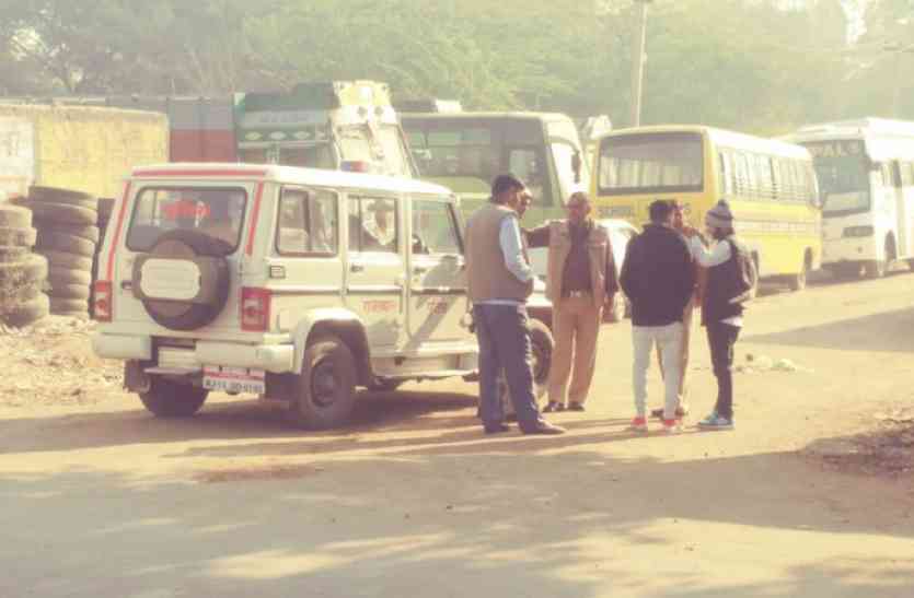 police arrest students cheating in iti exam रीट परीक्षा से पहले पुलिस ने अलवर में पकड़ा नकल का गिरोह, परीक्षार्थी से मोबाइल किए जब्त