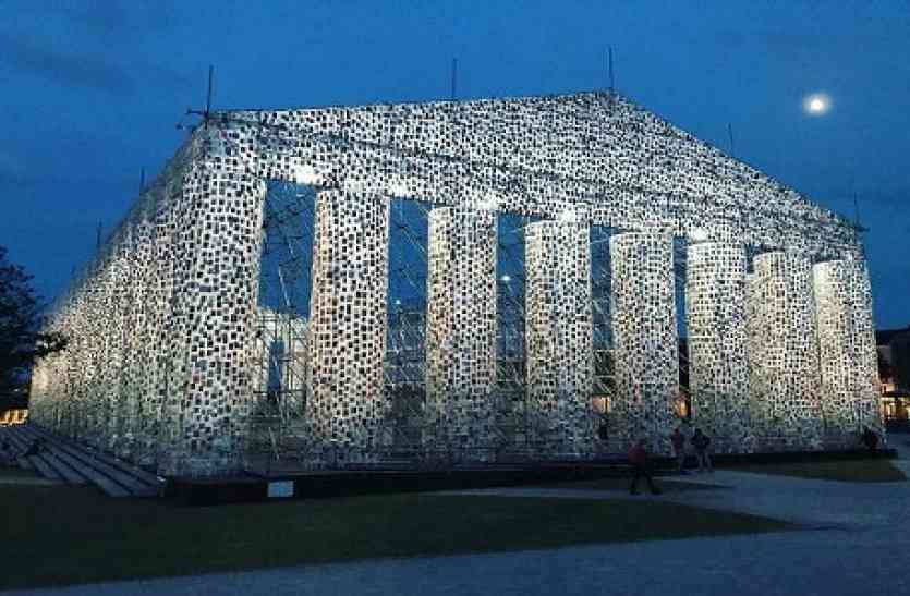 Parthenon of books विवादित चीज़ों का हुआ ऐसा अनोखा इस्तेमाल कि ईश्वर ने भी दी कलाकार की कलाकारी को दाद