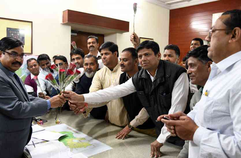 congress display कांग्रेस का धरना जारी: बाहर किया प्रदर्शन, अंदर सौंपे पुष्प