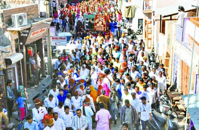 kharataragachchhaadhipati aachaary,mangal pravesh खरतरगच्छाधिपति आचार्य का बाड़मेर में मंगल प्रवेश