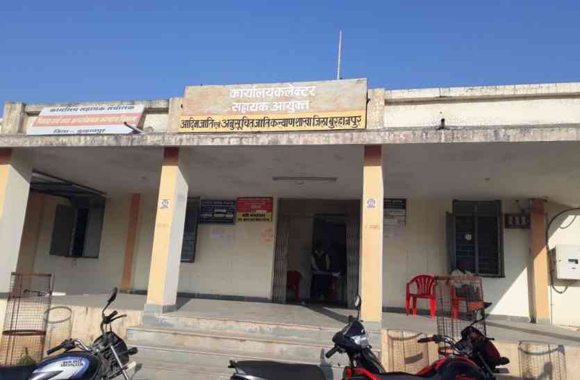 Dippling by putting paper on corruption in hostels छात्रावासों में हुए भ्रष्टाचार पर कागज लगाकर की लिपापोती