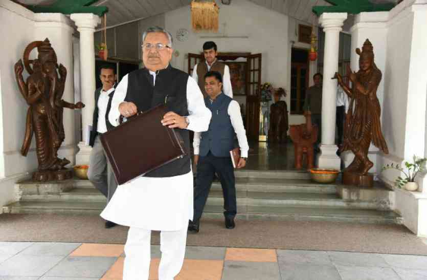 CG Budget 2018 रमन के पिटारे से रोजगार सहायकों को मिली ये बड़ी सौगात, 8 हजार 656 होंगे लाभान्वित