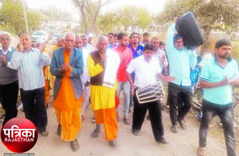 gayatri family डूंगरपुर : गांव-गांव में गायत्री परिवार का दीपयज्ञ, युवा ले रहे नशामुक्ति का संकल्प
