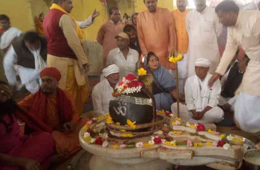 Digvijay Singh made Shiva Abhishek in Jabalpur during Narmada yatra,narmada yatra,narmada yatra 2018,Maa Narmada Yatra,Namami Devi narmada yatra,Narmada yatra. Narmada Parikrama,narmada yatra started by cm shivraj singh,narmada yatra at jabalpur,the name of Narmada yatra,digvijay singh narmada yatra at jabalpur,digvijay singh at jabalpur,ex cm digvijay singh at jabalpur,congress leader digvijay singh at jabalpur,Congress leader,congress party,BJP,Digvijay Singh latest news,Digvijay Singh,former minister digvijay singh,digvijay singh at gwarighat,Jabalpur,mahashivratri,mahashivratri special,mahashivratri 2018,Shivratri,shivratri 2018,shivratri pooja vidhi hindi, दिग्विजय और अमृता ने किया शिव का अभिषेक, गूंज उठे जयकारे, देखें वीडियो