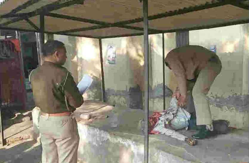cancer, cancer patient, cancer treatment, collectorate, dm agra office, doctor, cancer, cancer medicine, agra police, कलेक्ट्रेट में आर्थिक मदद लेने आया था, अर्थी पर गया बुर्जुग लीलाधर