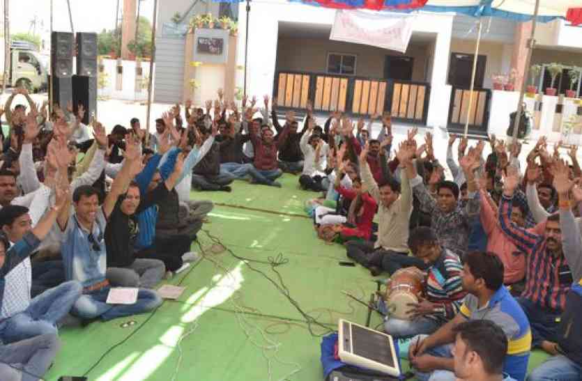patrika विधायक के घर के सामने किया सुंदरकांड पाठ, दिया ज्ञापन