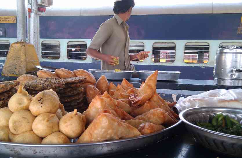 food items अब स्टेशनों पर खुले में नहीं मिलेगी खाद्य सामग्री