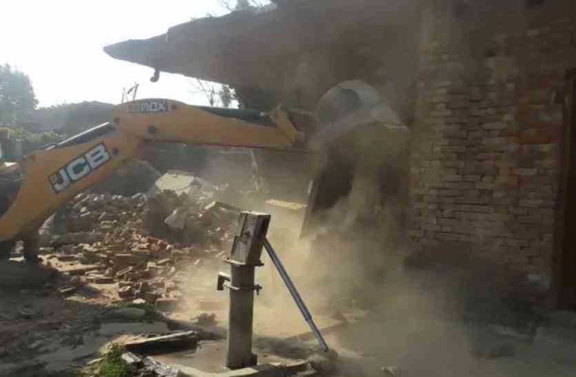 bijnor 36 साल से रह रहे थे लोग, अब एक आदेश के बाद तोड़ दिए गए घर