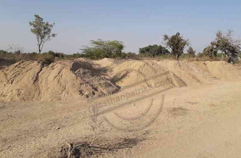 Bhilwara, bhilwara news, Illegal stock of gravel pasture land in bhilwara,Latest news in bhilwara, Bhilwara News in hindi, Hindi News in bhilwara, Latest hindi news in bhilwara चारागाह भूमि में किया बजरी का अवैध स्टॉक, तालाब में बनाई सड़क