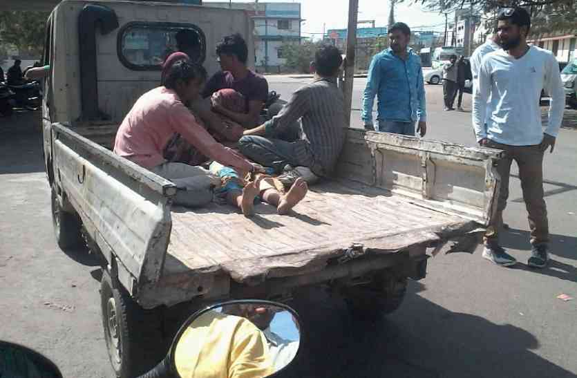 dewas news मजदूर को नहीं मिली एंबुलेंस, लोडिंग में ले गए अस्पताल