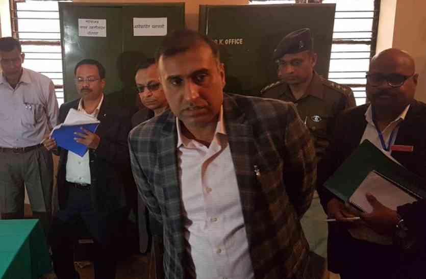 Commissioner Anil Kumar विकास कार्यों की प्रगति देखने कजरी गांव पहुंचे कमिश्नर ने रिकार्ड को पेंसिल से दर्ज करने पर कर्मचारी को लगाई फटकार