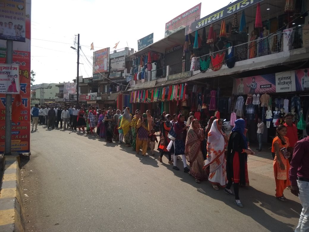 strike सड़क पर उतरकर किया प्रदर्शन