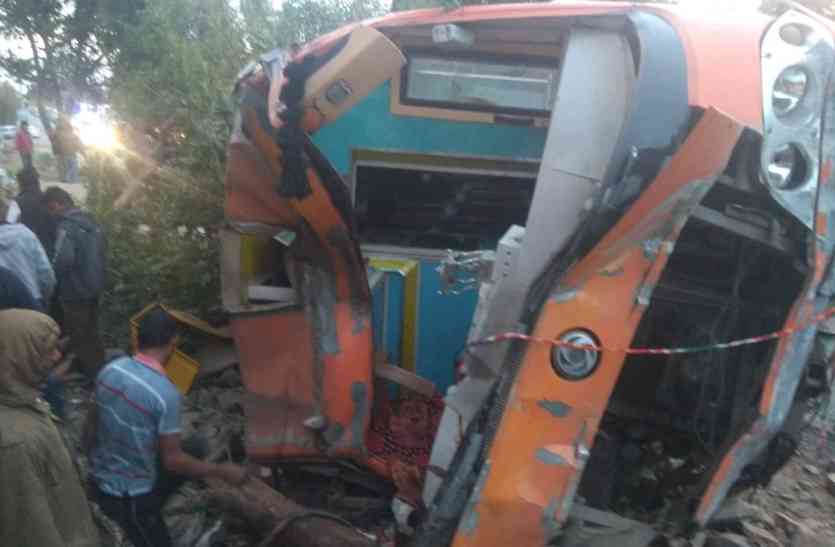 patrika news, surat news, हाईवे पर मृत ऊंट से टकरा कर पलट गई निजी बस