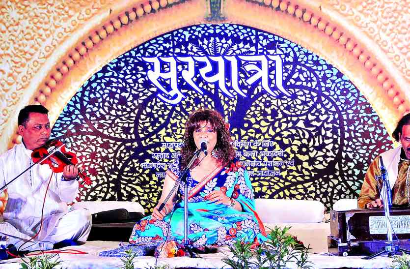 indore पीनाज़ मसानी की शायरी में डूबा शहर