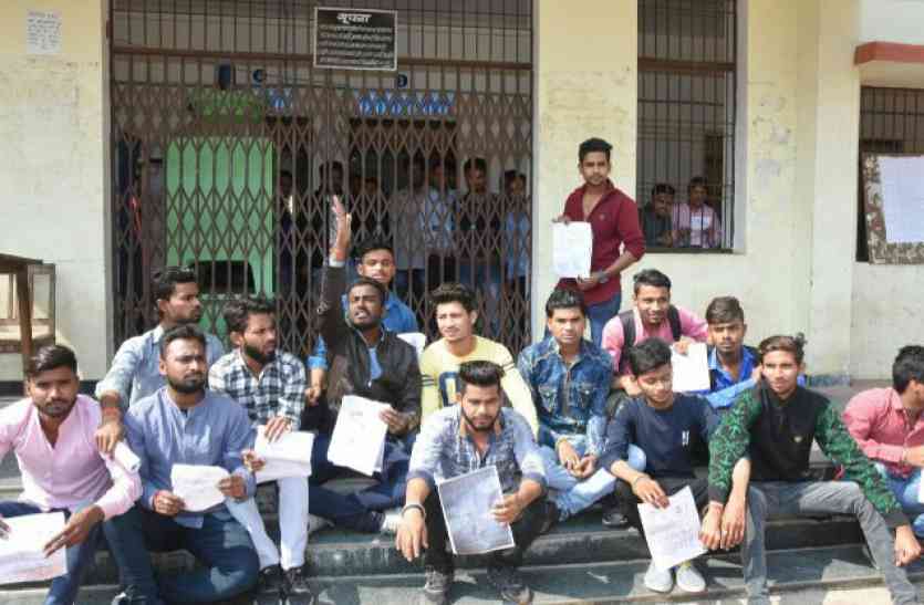 Students ruckus in ITI on paper of engineering drawing being leaked, ITI,ITI paper leaked,ITI college,paper leak,Exam paper leak,Panama paper leaks,mp govt forgets,mp govt,mp education department,mp education department,Jabalpur, पेपर लीक: परीक्षा से पहले 5-5 हजार रुपए में बिका आईटीआई का पर्चा! मच गया बवाल, देखें वीडियों
