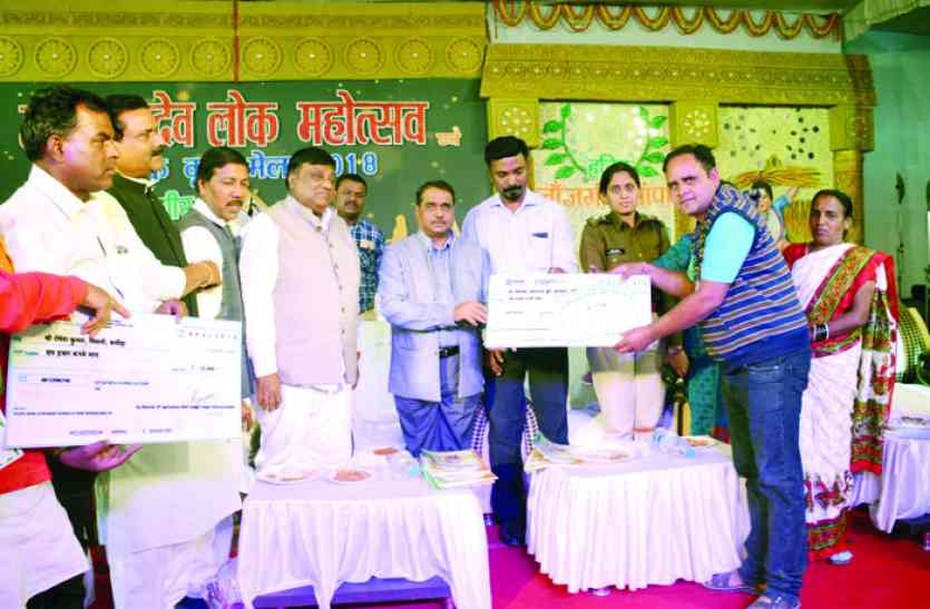 लोगों को यहां की संस्कृति और कृषि की नई तकनीकियों से जोडऩा रंगारंग सांस्कृतिक कार्यक्रम के साथ लोक महोत्सव का समापन