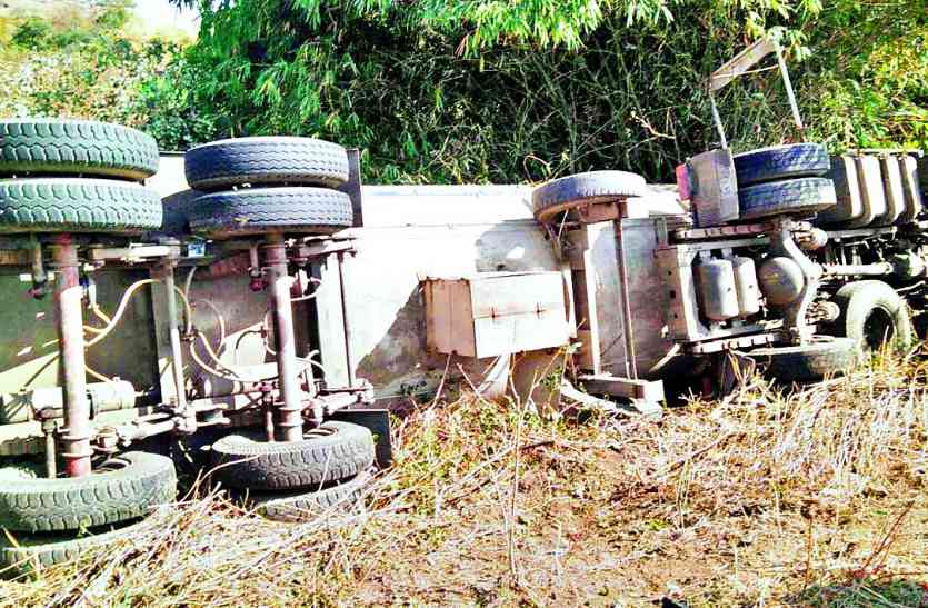 accident स्टेट हाईवे पर टैंकर पलटने से गैस का रिसाव, टला बड़ा हादसा