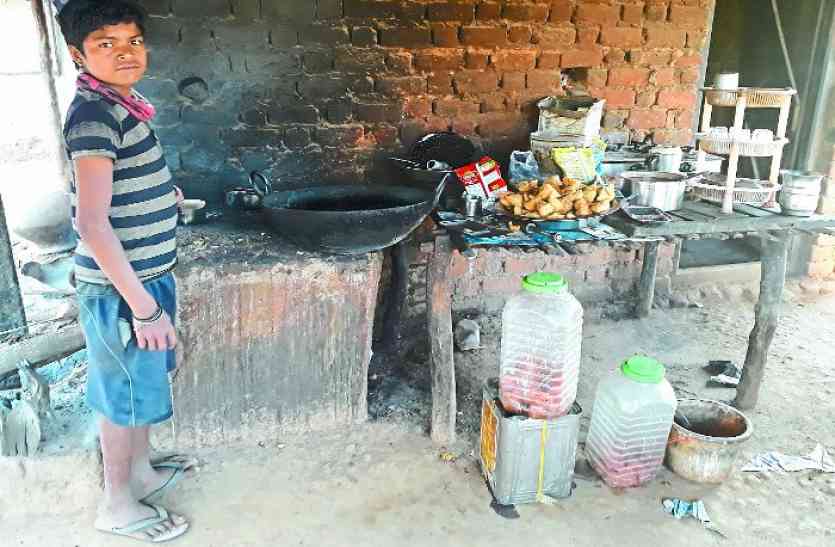 कलाकार समोसा बेच कर रहा जीवनयापन CG Human Story- बारूद के बीच में ऑस्कर नामित फिल्म न्यूटन का कलाकार समोसा बेच कर रहा जीवनयापन