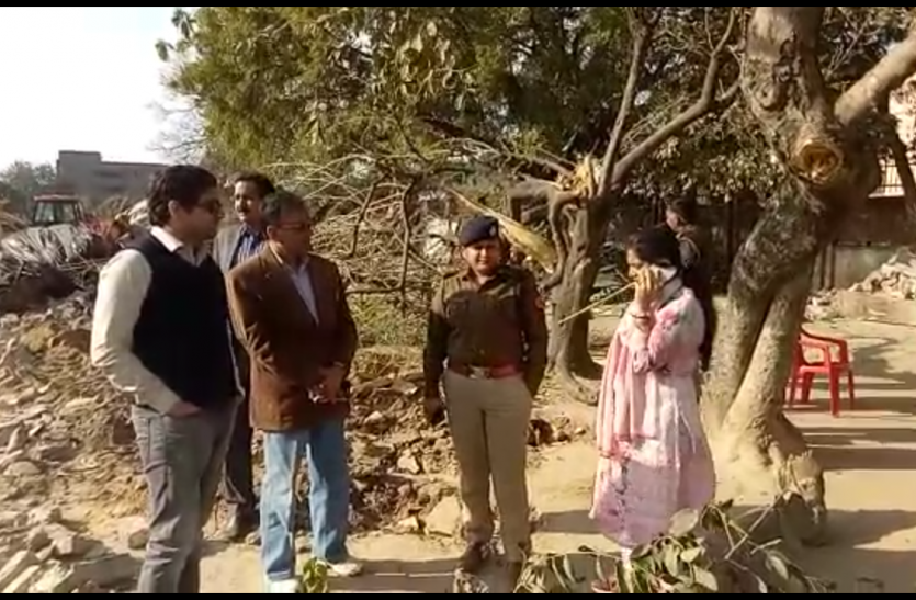 lda lucknow police इन्वेस्टर समिट से पहले बड़ी कार्रवाई, भारी विरोध के बीच हटाया लेडी माफिया का कब्ज़ा