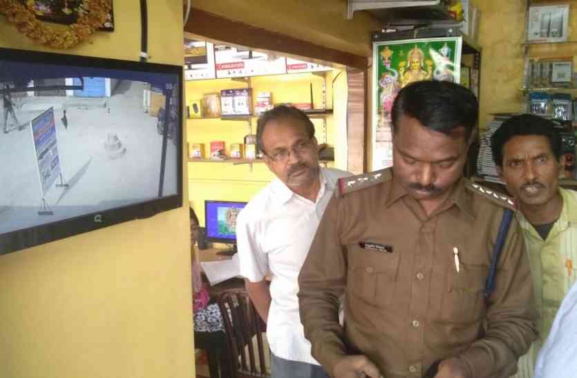 दिनदहाड़े शारदा विहार की एक दुकान में दुकानदार को पैकिंग टेप से बांधकर लगभग 40 हजार की लूट करने वाले गिरोह तक पुलिस पहुंच गई है। ब्रेकिंग- व्यापारी को बंधक बनाकर लूटने वाले दो में से एक युवक को पुलिस ने पकड़ा