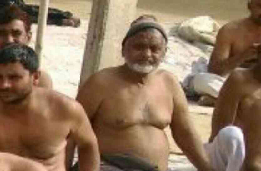 Mandola गाजियाबाद: अर्धनग्न होकर धरने पर बैठे किसान मंगू खान की मौत