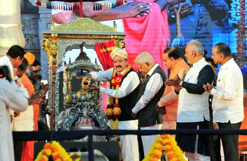 bengaluru,Karnataka,venkaih naidu,shravanabelagola mahamastakabhisheka,Shravanabelagola,gommateshvara bahubali naidu भारत दुनिया की आध्यात्मिक राजधानी : नायडू