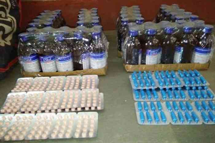 भारी मात्रा में नशीली दवाओं का परिहवन करते एक युवक को पुलिस ने पकड़ा है।