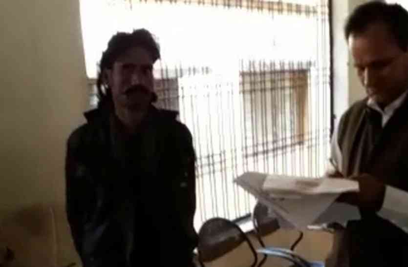 Dacoit naval Dhobi surrender in Satna Court एनकाउंटर के डर से नामी डकैत ने किया सतना कोर्ट में सरेंडर