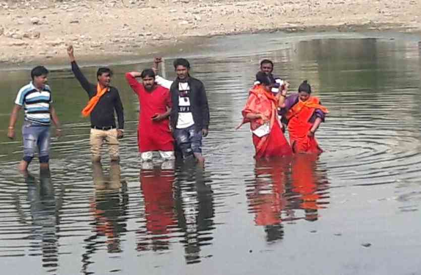 patrika पानी में उतरकर महिलाओं ने किया हंगामा