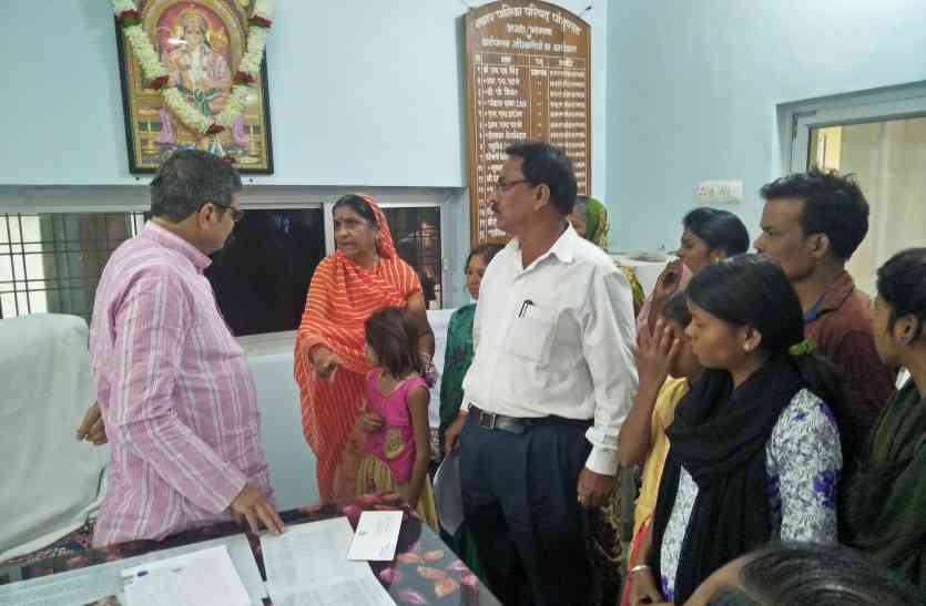 The family of the homeless went to the house बेघर हुए परिवार ने नपा से लगाई गुहार