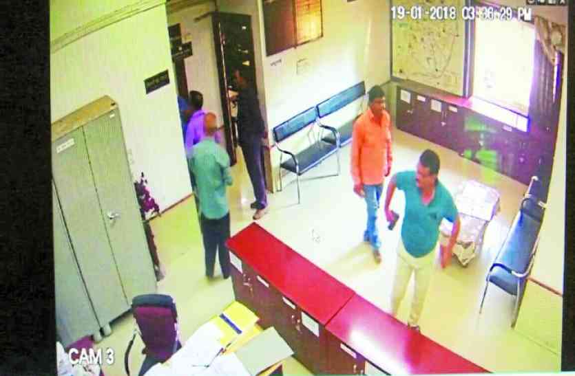 police गुंडों पर कार्रवाई का दंभ, नेताओं की गुंडागर्दी पर बगलें झांक रही पुलिस