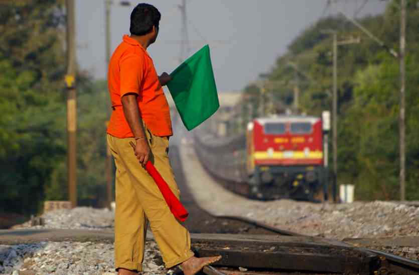 Railways employees बिना सूचना के गायब रहने वाले 13,500 कर्मचारियों को बाहर का रास्ता दिखाएगा भारतीय रेलवे