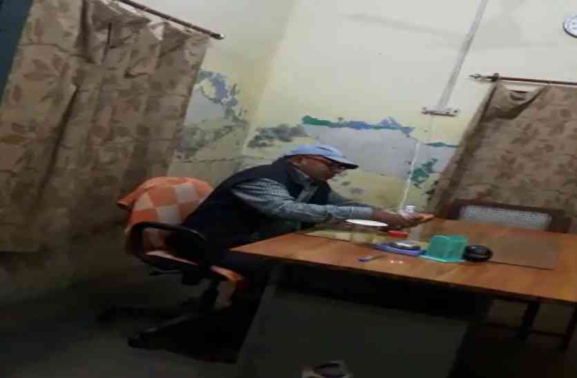 bijnor इतने रुपये लेकर बसों की एंट्री करा रहा रोडवेज का ये अधिकारी- देखें वीडियो