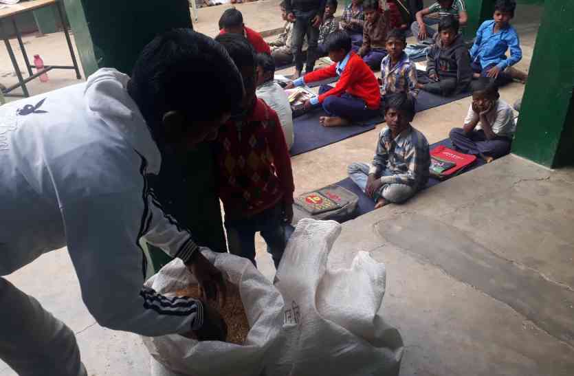 Poha-Jalebi is not being given to students in hostel जलेबी-पोहा के साथ दूध पी रहे छात्रावास के अधीक्षक, जानिए क्यों